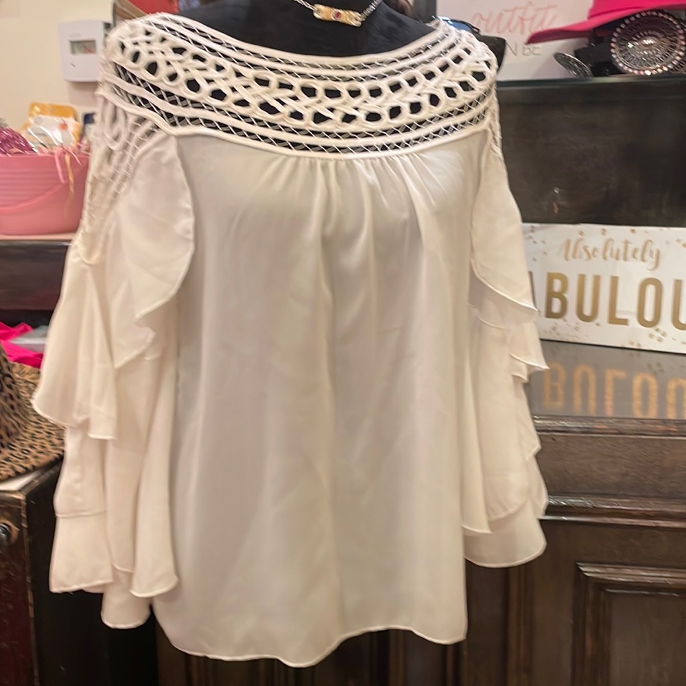 SI‎ Style white blouse with 3 layer bell sleeve/ lace neck❤️
